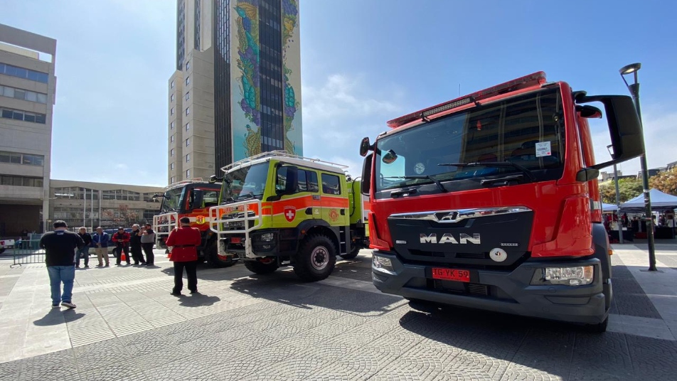 Bomberos de Valparaíso y Petorca reciben nuevas unidades de material mayor	